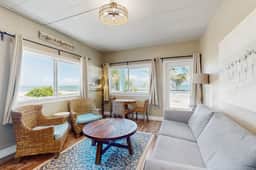 Gulf front condo top floor beach access full kitchen and central AC