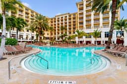 City View condo with beach access pools hot tub gym AC and WD
