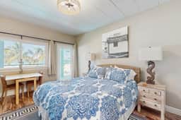 Gulf front condo top floor beach access full kitchen and central AC