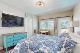 Gulf front condo top floor beach access full kitchen and central AC
