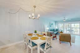Beautiful oceanfront condo in Madeira Beach w balcony and pool