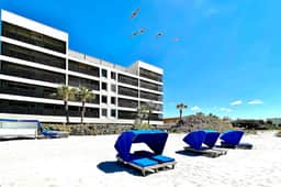 Beautiful oceanfront condo in Madeira Beach w balcony and pool
