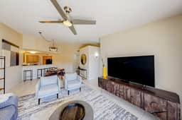 2nd Floor Condo Overlooking Country Club Greens w Free WiFi AC and Shared Pool