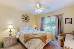 Updated Condo in Boca Ciega Bay Resort w Pool and Hot Tub On Intracoastal