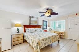 Charming dog friendly studio with WiFi shared washer dryer snowbirds OK
