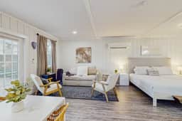 Dog friendly cottage near downtown Tampa and attractions with central AC and WD