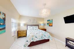 Adorable cottage near the beach with WiFi full kitchen and shared yard