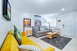 Cozy Condo, Steps to St. Pete Beach + Shared Pool