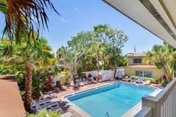 Cozy Condo, Steps to St. Pete Beach + Shared Pool