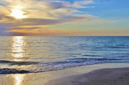 Gulf view and stunning sunsets family friendly steps from beaches WD and WIFI