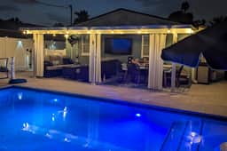 Adorable beach cottage with patio and private pool two blocks from the beach