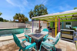 Bright Home with Private Pool High Speed WiFi Firepit Outdoor Bar and Grill