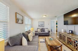 Bright Home with Private Pool High Speed WiFi Firepit Outdoor Bar and Grill