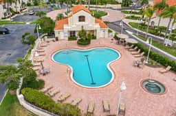 Beautiful condo near beaches and activities with pool access and golf course view - Image 3