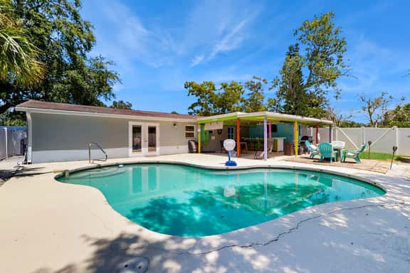 Bright Home with Private Pool High Speed WiFi Firepit Outdoor Bar and Grill - Image 1
