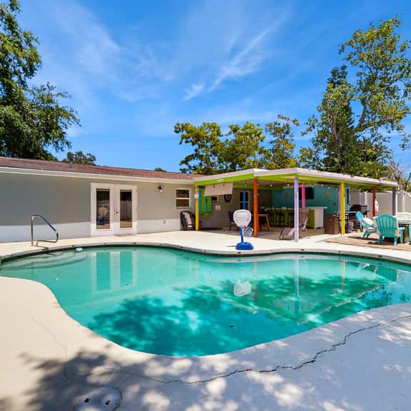 Bright Home with Private Pool High Speed WiFi Firepit Outdoor Bar and Grill - Image 1