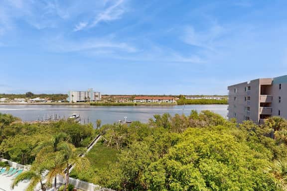 Snowbird friendly oceanfront gem with WiFi AC access to pool hot tub and dock