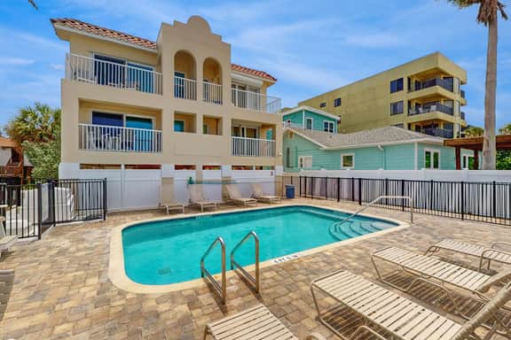 Oceanfront condo with Shared Pool Ocean View High Speed WiFi and Central AC