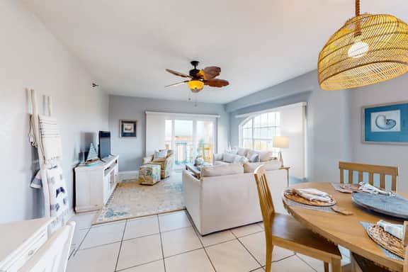 Oceanfront condo with Shared Pool Ocean View High Speed WiFi and Central AC