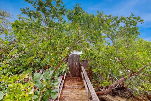 Oceanfront condo with Shared Pool Ocean View High Speed WiFi and Central AC