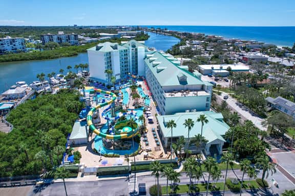 Stylish snowbird friendly condo near the beach with AC and WD dog friendly