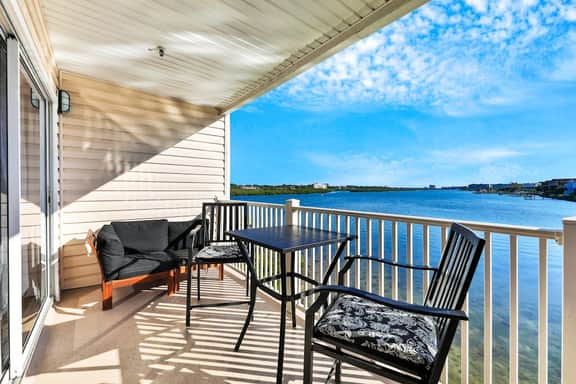 Waterfront condo with shared heated pool and splendid views Dogs ok