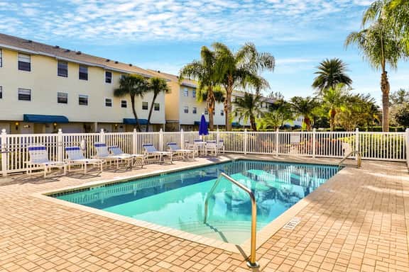 Waterfront condo with shared heated pool and splendid views Dogs ok