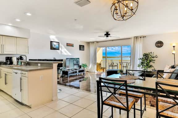 Waterfront condo with shared heated pool and splendid views Dogs ok
