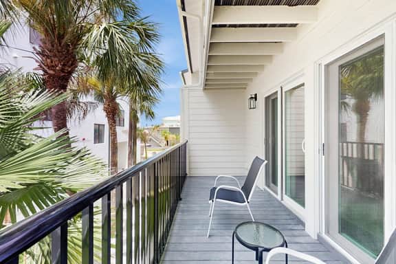 Modern dog friendly townhome close to the Gulf and beaches shopping and dining