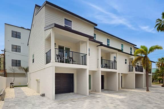 Modern dog friendly townhome close to the Gulf and beaches shopping and dining