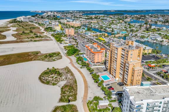 Modern dog friendly townhome close to the Gulf and beaches shopping and dining