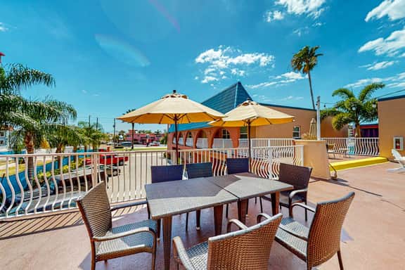 Dog friendly condo with pool fitness area balcony fast WiFi and WD