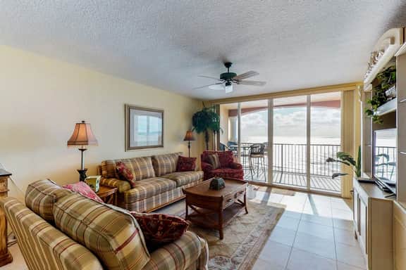 Luxurious waterfront penthouse with stunning Gulf views hot tub and two pools