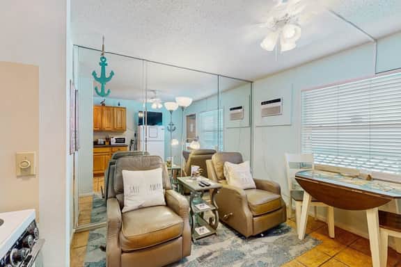 Charming Gulf front condo with views of Belleair Beach with central AC