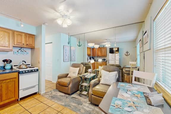Charming Gulf front condo with views of Belleair Beach with central AC