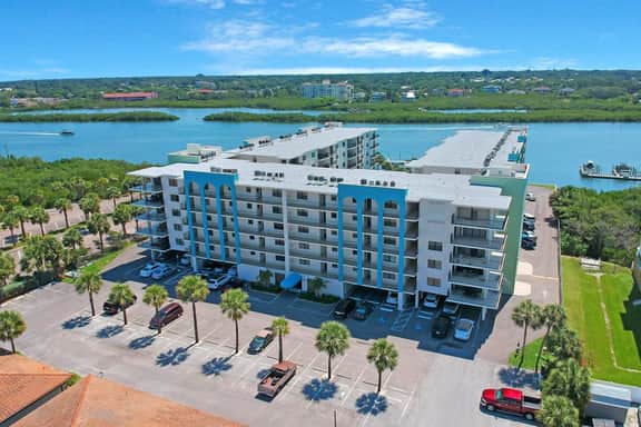 Light and airy condo with balcony pool hot tub and beach access