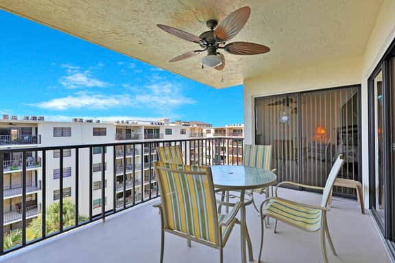 Light and airy condo with balcony pool hot tub and beach access