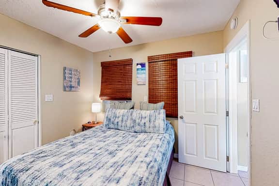 Cute cottage near the beach with grill enclosed yard WiFi WD deck and AC