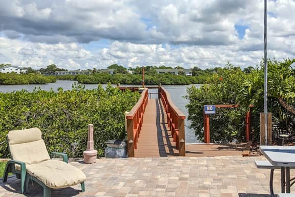 Lovely waterfront townhouse with pool fast WiFi central AC and washer dryer