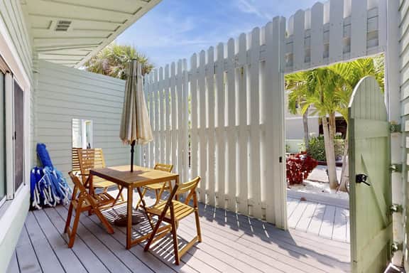 Enchanting condo with full kitchen enclosed yard and washer dryer