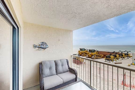 Corner condo with endless Gulf views full kitchen and balcony dogs welcome