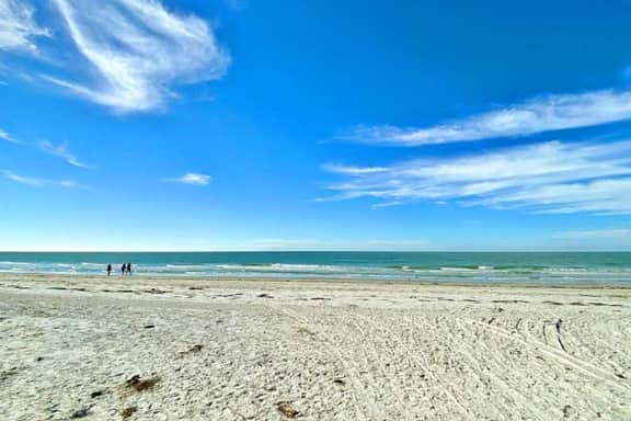 Corner condo with endless Gulf views full kitchen and balcony dogs welcome