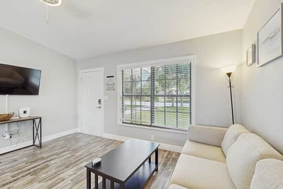 Dog friendly getaway with enclosed yard central AC and WD snowbirds OK