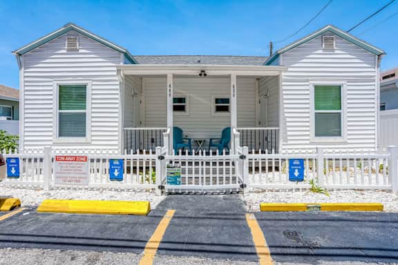 Central beach cottage with full kitchen AC and WD walk to beach and dining