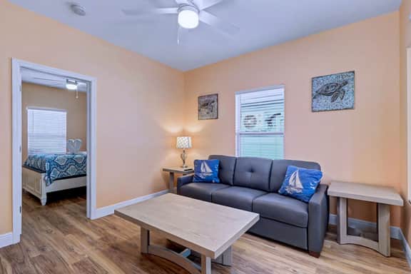 Central beach cottage with full kitchen AC and WD walk to beach and dining