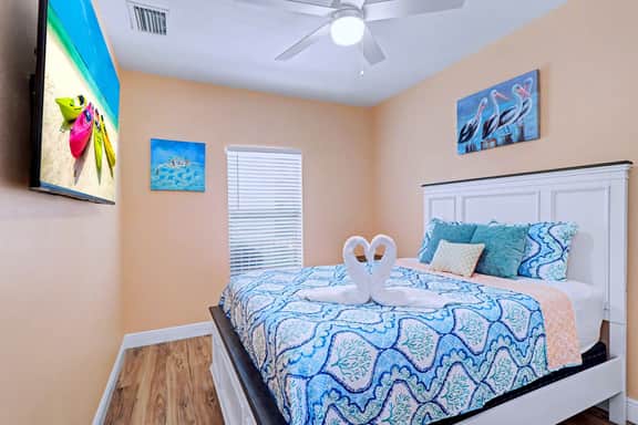 Central beach cottage with full kitchen AC and WD walk to beach and dining