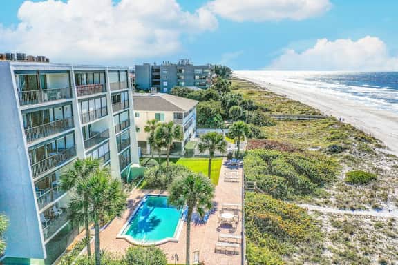 Beachside Haven with Private Balcony Free WiFi Washer Dryer Shared Pool Central AC