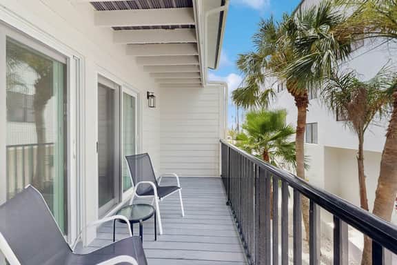 Spacious and dog friendly close to the Gulf and beaches AC WIFI and WD