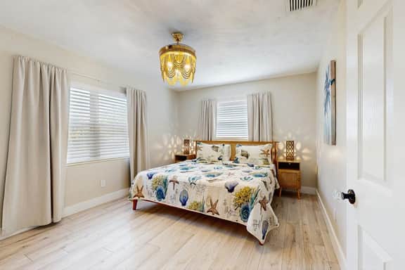 Charming home very close to the beach with a spacious and private yard and hot tub