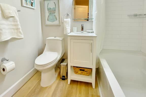 Retro chic beachfront studio mere steps from sand grilling area and shuffleboard